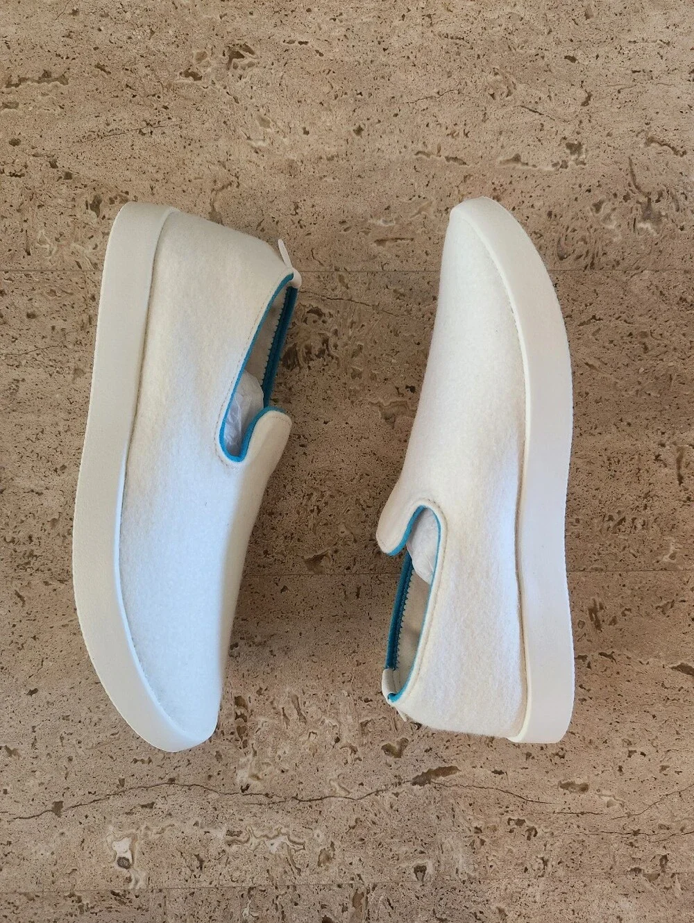 allbirds Kids White Wool Lounger Slippers with Blue Trim